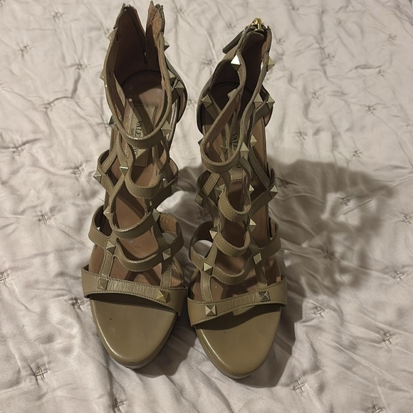 Valentino Beige Leather Rockstud Sandals
Size 38 Authentic - Picture 3 of 9